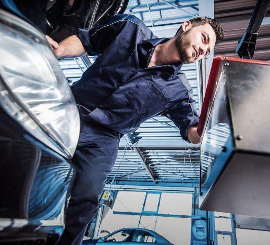 Autos, die im Oktober beim Licht-Test in den Kfz- Betrieben überprüft werden, sind auf der sicheren Seite. Bild: ProMotor/T.Volz