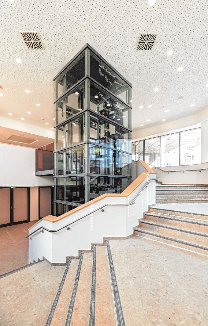 Hell und freundlich: Blick in das neugestaltete Treppenhaus mit dem Fahrstuhl. Bild: Thomas Neu