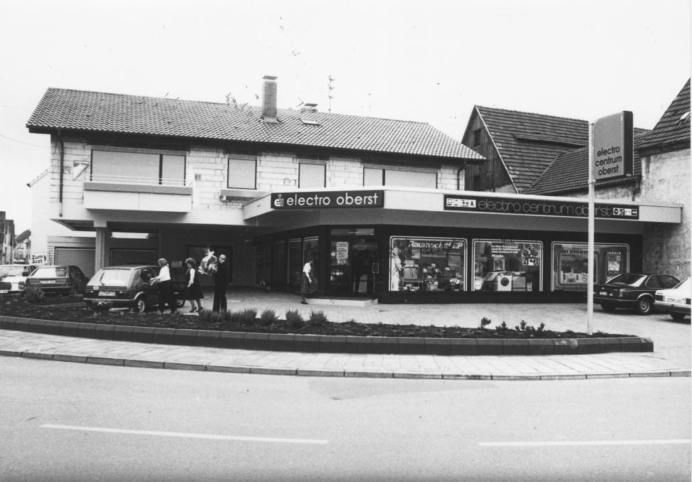 Seit 27. September 1984 in der Hauptstraße 1 in Neuhofen: Begonnen hat die Firmengeschichte von Elektro Oberst 1972 in der Hauptstraße 13 – auf einer Verkaufsfläche von 50 Quadratmetern. FOTO: HKKMEDIENGRUPPE /FREI Seit 27. September 1984 in der Hauptstraße 1 in Neuhofen: Begonnen hat die Firmengeschichte von Elektro Oberst 1972 in der Hauptstraße 13 – auf einer Verkaufsfläche von 50 Quadratmetern. FOTO: HKKMEDIENGRUPPE /FREI