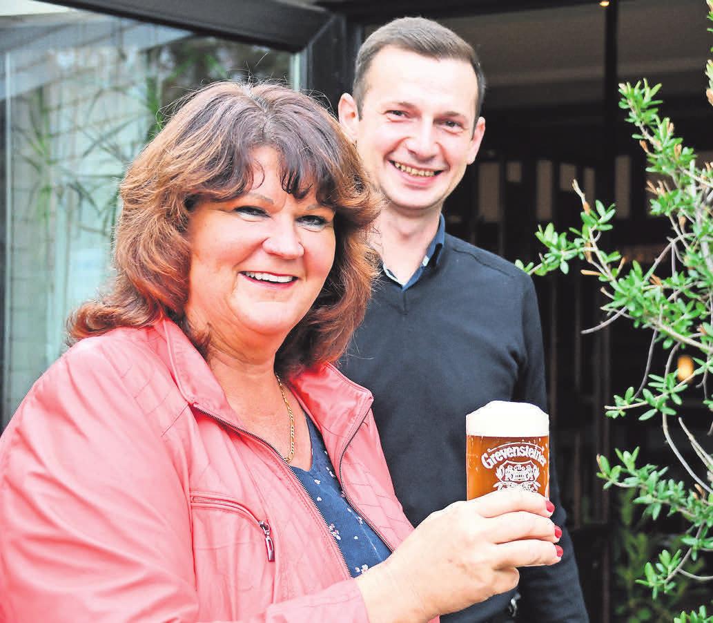 „O’zapft is“: Jutta Paul und Semir Ivanovic vom Service laden zum herbstlichen Genuss in die Calenberger Landterrassen ein. „O’zapft is“: Jutta Paul und Semir Ivanovic vom Service laden zum herbstlichen Genuss in die Calenberger Landterrassen ein.