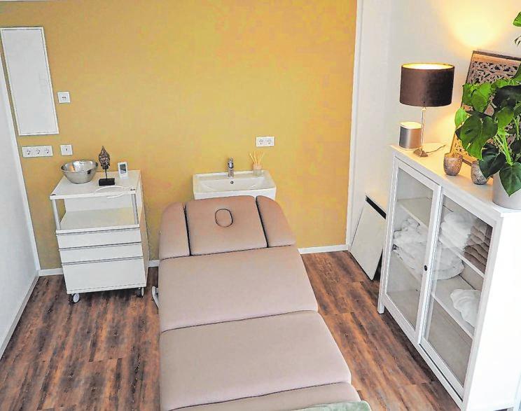 Auch Wellnessanwendungen und Massage gehören zum Portfolio. Das Haus an der Bahnhofstraße 45 ist aufwändig saniert worden. Fotos: goeb Auch Wellnessanwendungen und Massage gehören zum Portfolio. Das Haus an der Bahnhofstraße 45 ist aufwändig saniert worden. Fotos: goeb