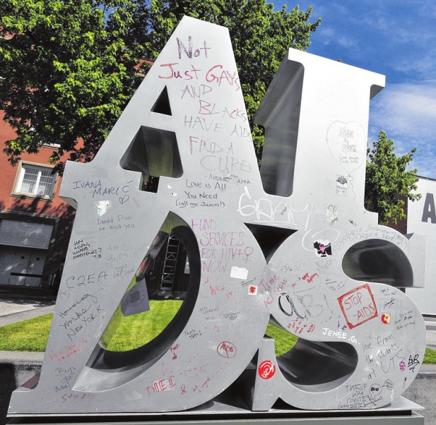 Die Skulptur „Aids“ (1989) reagiert auf Robert Indianas Kunstwerk „Love“ (1966), das in Philadelphia zu sehen ist. PA/MATT ROURKE, EPA KEYSTONE KEFALAS Die Skulptur „Aids“ (1989) reagiert auf Robert Indianas Kunstwerk „Love“ (1966), das in Philadelphia zu sehen ist. PA/MATT ROURKE, EPA KEYSTONE KEFALAS