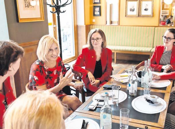Sigrid Nikutta, langjährige BVG-Chefin und VBKI-Vizepräsidentin, hat das Q&A-Lunch für Frauen ins Leben gerufen, bei dem schnell Kontakte geknüpft werden können. Auch Tanja Rückert von der Bosch-Gruppe war dort zu Gast.