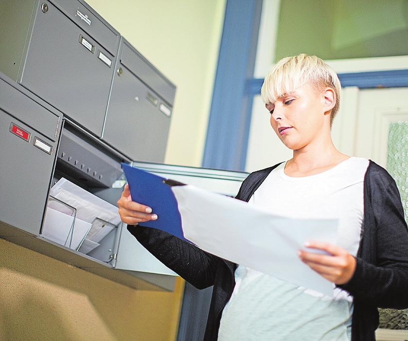 Wer in einer Bewerbungsphase ständig Absagen erhält, ist schnell gefrustet. Oft hilft es aber schon, mit Freunden zu sprechen oder ihnen die Bewerbungsunterlagen zum Check zu zeigen. FOTO: CHRISTIN KLOSE/DPA Wer in einer Bewerbungsphase ständig Absagen erhält, ist schnell gefrustet. Oft hilft es aber schon, mit Freunden zu sprechen oder ihnen die Bewerbungsunterlagen zum Check zu zeigen. FOTO: CHRISTIN KLOSE/DPA