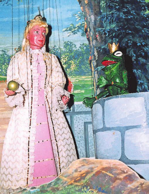 Szene aus „Der Froschkönig“. Szene aus „Der Froschkönig“.