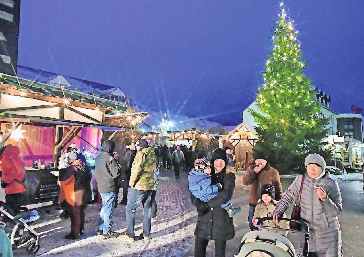 Das vorweihnachtliche Ambiente nutzten vor allem viele Familien für einen Spaziergang zum Markt. Foto: Norbert Kleinteich Das vorweihnachtliche Ambiente nutzten vor allem viele Familien für einen Spaziergang zum Markt. Foto: Norbert Kleinteich