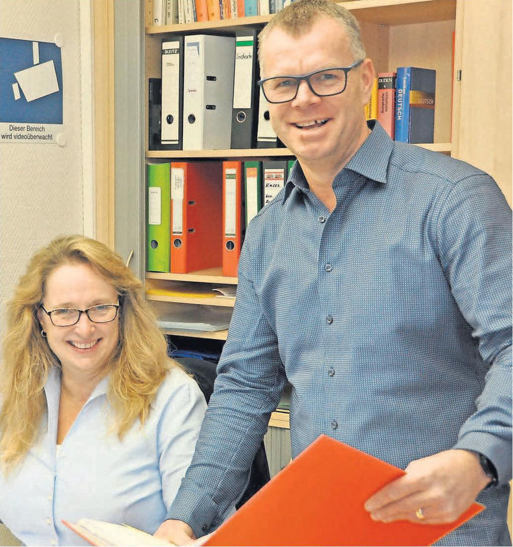 Gemeinsam mit seiner langjährigen Fachkraft Stephani Wenig betreut Sven Bytomski die Kundenanfragen und -aufträge. Gemeinsam mit seiner langjährigen Fachkraft Stephani Wenig betreut Sven Bytomski die Kundenanfragen und -aufträge.