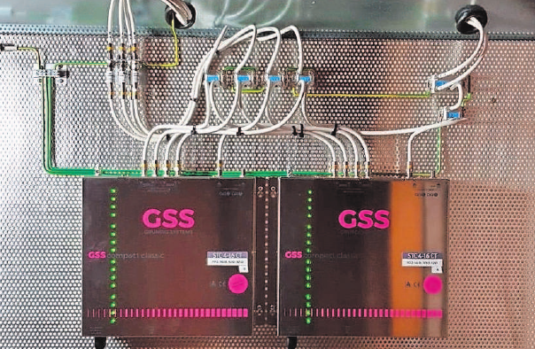 Mit dieser von der Firma Schramm Informationstechnik eingerichteten Kopfstelle werden 280 Fernsehprogramme vom Satellit Astra für eine größere Wohnanlage in Kabelsignale gewandelt und damit 50 Wohnungen versorgt. Foto: wb Mit dieser von der Firma Schramm Informationstechnik eingerichteten Kopfstelle werden 280 Fernsehprogramme vom Satellit Astra für eine größere Wohnanlage in Kabelsignale gewandelt und damit 50 Wohnungen versorgt. Foto: wb