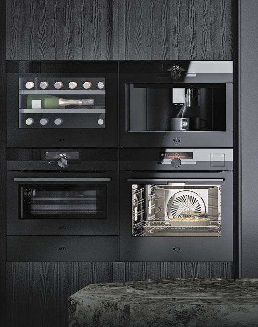 Die gerade mit dem Red Dot Design Award ausgezeichnete „Matt Black Range“ von AEG umfasst zwei Backöfen und zwei Kompaktbacköfen, einen Kaffeevollautomaten, eine Wärmeschublade, eine Vakuumierschublade sowie einen Einbau-Weinkühlschrank. Die einheitliche Materialität aller Geräte sorgt für höchste Flexibilität in der Küchengestaltung