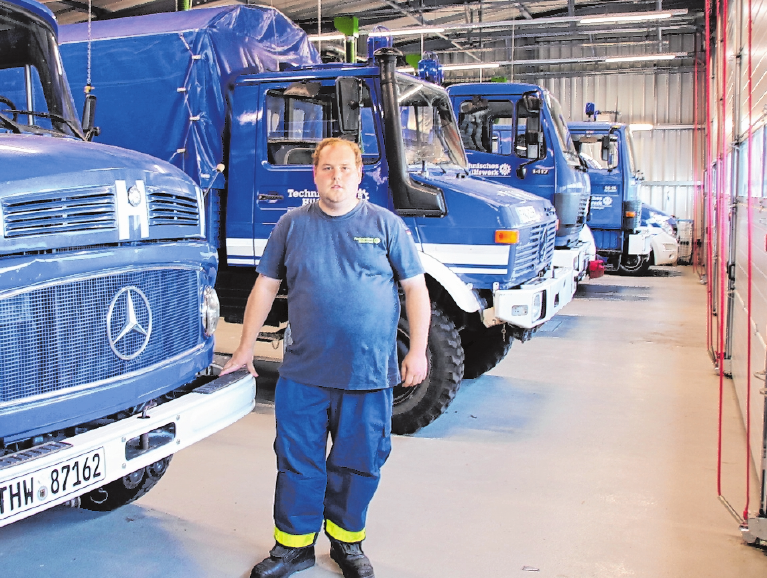 Die Einsatz-Fahrzeuge in der neuen Halle. Die Einsatz-Fahrzeuge in der neuen Halle.