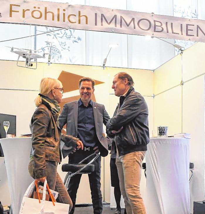 Jörg Fröhlich (Mitte) mit Besuchern der Messe. BILD: RUFFLER Jörg Fröhlich (Mitte) mit Besuchern der Messe. BILD: RUFFLER