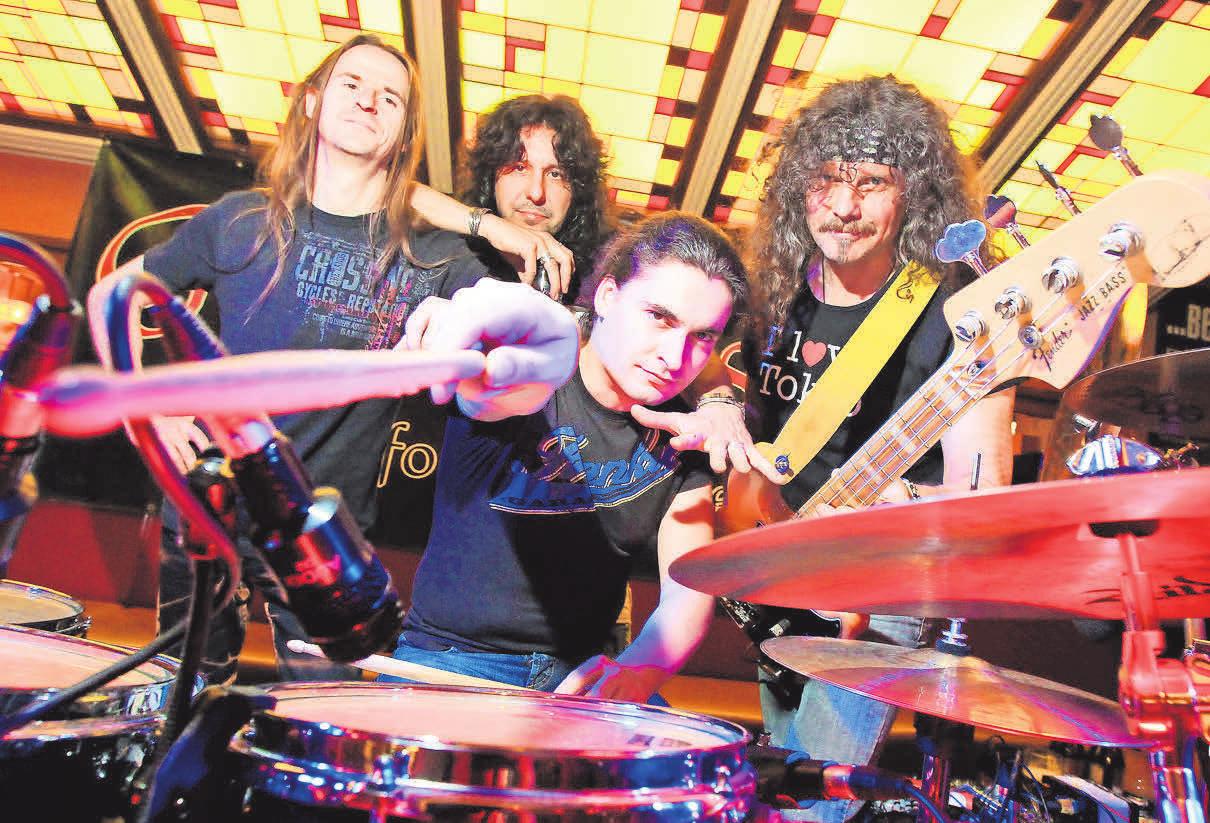 Musik im Geiste der Siebziger: Die Band Four Roses. Musik im Geiste der Siebziger: Die Band Four Roses.