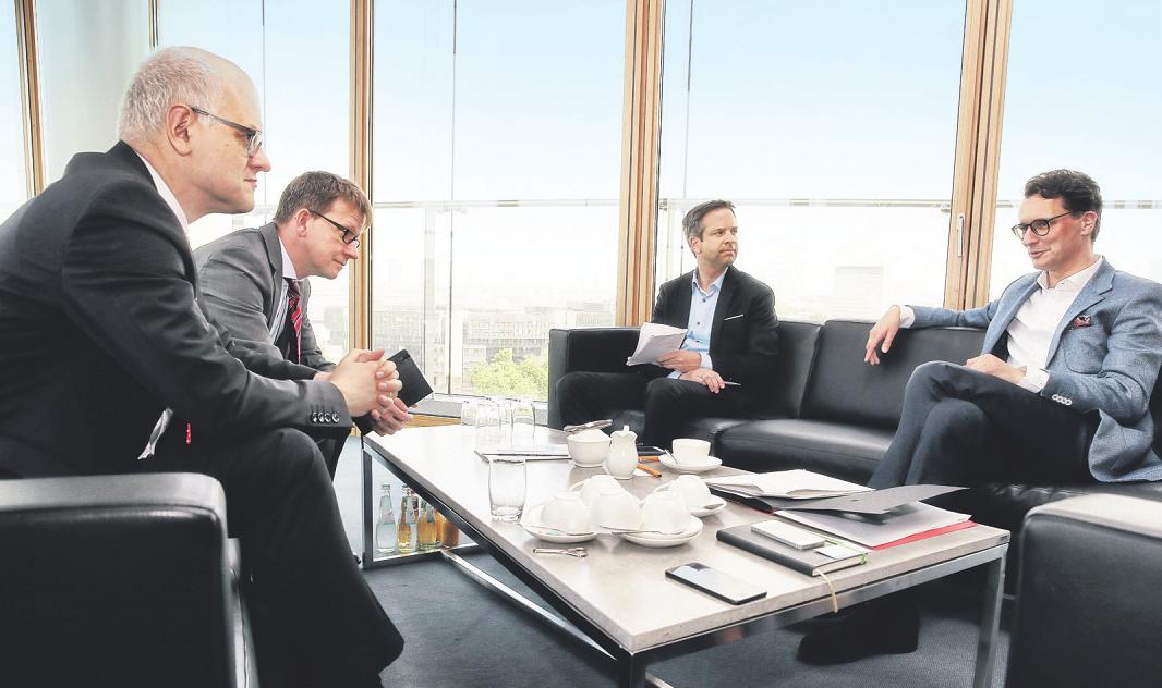 Dr. Raimund Neuß von der Kölnischen Rundschau (l.) und Thorsten Breitkopf vom Kölner Stadt-Anzeiger (2. v. l.) sprachen mit dem Verkehrsminister von NRW, Hendrik Wüst (r.) Bild: Anke Hesse/Fotografie & Fotomarketing Dr. Raimund Neuß von der Kölnischen Rundschau (l.) und Thorsten Breitkopf vom Kölner Stadt-Anzeiger (2. v. l.) sprachen mit dem Verkehrsminister von NRW, Hendrik Wüst (r.) Bild: Anke Hesse/Fotografie & Fotomarketing