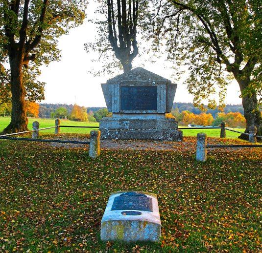 An den französischen Offizier Latour d’Auvergne und die bei einer Schlacht im Jahr 1800 getöteten bayerischen, österreichischen und französischen Soldaten erinnert ein Denkmal. An den französischen Offizier Latour d’Auvergne und die bei einer Schlacht im Jahr 1800 getöteten bayerischen, österreichischen und französischen Soldaten erinnert ein Denkmal.
