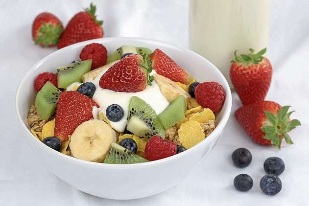 Zum Frühstück ideal: ein Buttermilch-Quark mit frischen Früchten, der lange satt macht und den Magen nicht beschwert. FOTOS: DJD/MOLKEREI ALOIS MÜLLER/SHUTTERSTOCK/M. MAINKA Zum Frühstück ideal: ein Buttermilch-Quark mit frischen Früchten, der lange satt macht und den Magen nicht beschwert. FOTOS: DJD/MOLKEREI ALOIS MÜLLER/SHUTTERSTOCK/M. MAINKA