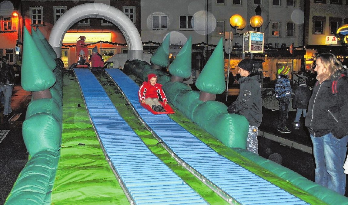 Zum Rodeln auf der großen Doppelrodelbahn sind alle Kinder eingeladen. Zum Rodeln auf der großen Doppelrodelbahn sind alle Kinder eingeladen.