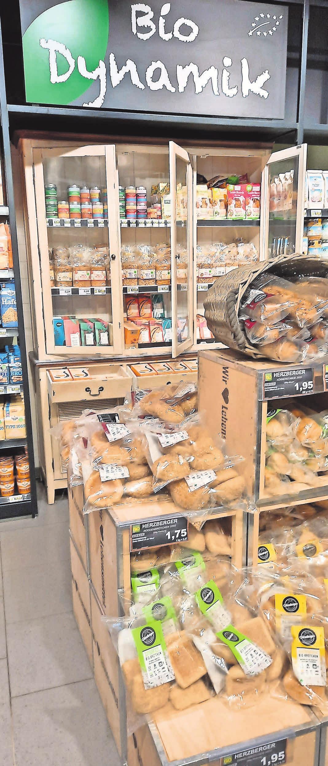 Die Qualität der Auswahl bei EDEKA-Ladage in Wennigsen wird auch durch ein üppiges Bioangebot verdeutlicht. Die Qualität der Auswahl bei EDEKA-Ladage in Wennigsen wird auch durch ein üppiges Bioangebot verdeutlicht.
