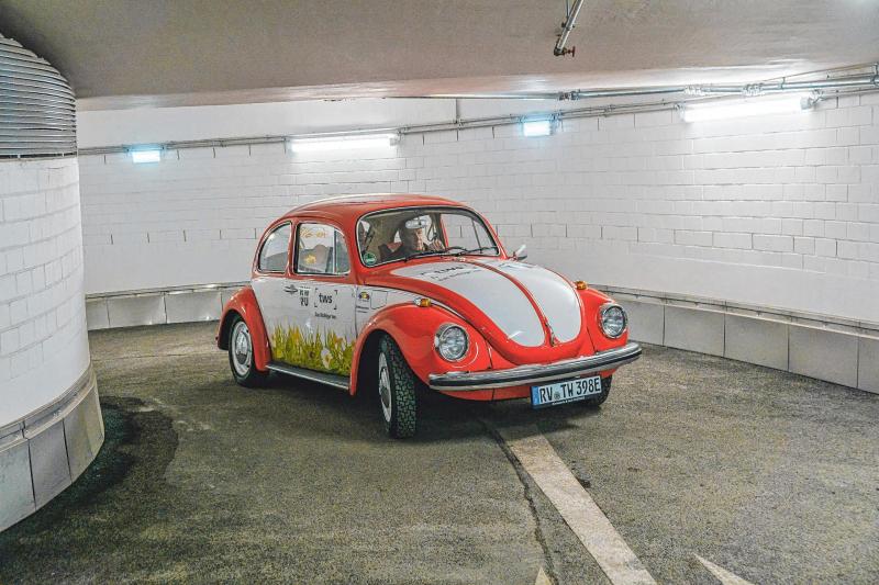 Die Betreiber, die Stadtwerke Ravensburg, mit dem E-Käfer in der neuen Tiefgarage. Die Betreiber, die Stadtwerke Ravensburg, mit dem E-Käfer in der neuen Tiefgarage.