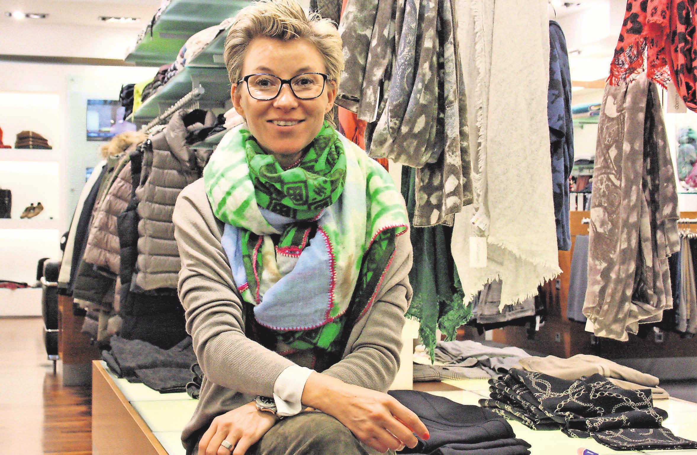 Julia Obermeyer und ihre MitarbeiterInnen haben die passende Mode für Herbst und Winter: zum Beispiel kuschelige Halstücher und wärmende Jacken. Julia Obermeyer und ihre MitarbeiterInnen haben die passende Mode für Herbst und Winter: zum Beispiel kuschelige Halstücher und wärmende Jacken.