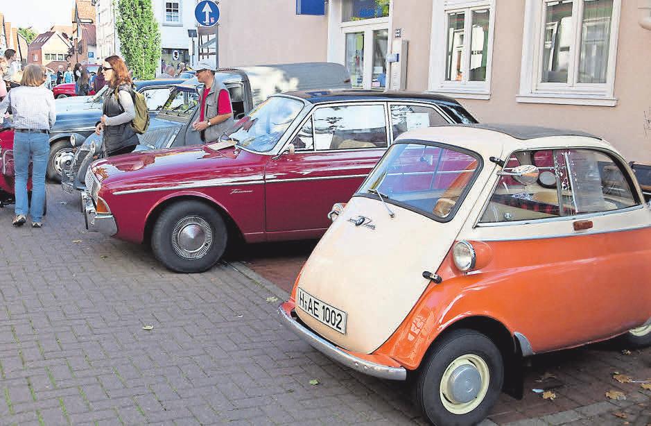 Von der Isetta bis zum Mercedes: Die Oldtimerschau hat so manches blankgewienerte Schätzchen zu bieten. Foto: Dieter Heun Von der Isetta bis zum Mercedes: Die Oldtimerschau hat so manches blankgewienerte Schätzchen zu bieten. Foto: Dieter Heun