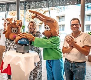 Geschäftsführer David Depenau (r.) freute sich gemeinsam mit Franziska van Almsick und den Maskottchen Hops und Hasi über die Erweiterung des Subtropischen Badeparadieses. Geschäftsführer David Depenau (r.) freute sich gemeinsam mit Franziska van Almsick und den Maskottchen Hops und Hasi über die Erweiterung des Subtropischen Badeparadieses.