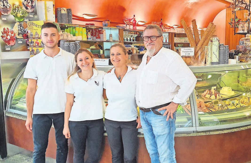 Die Familie Bardin mit Matteo, Veronica, Elena und Gian Battista steht für Eisgenuss im CCL. Die Familie Bardin mit Matteo, Veronica, Elena und Gian Battista steht für Eisgenuss im CCL.