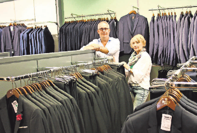 Jörg Fehling und Karola Höhner stehen den Kunden in der Herrenabteilung gerne hilfreich zur Seite. Foto: Fehling Modehaus Jörg Fehling und Karola Höhner stehen den Kunden in der Herrenabteilung gerne hilfreich zur Seite. Foto: Fehling Modehaus