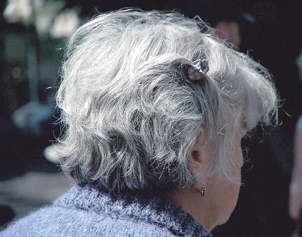 Das Auftreten mit grauem Haar kommt wieder mehr und mehr in Mode. Das Auftreten mit grauem Haar kommt wieder mehr und mehr in Mode.