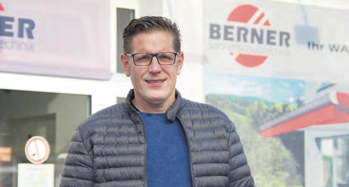 Inhaber Lars Fittkau steht für Beratungen am Gemeinschaftsstand des Bergedorfer Handwerks bereit. Foto: Löbenbrück
