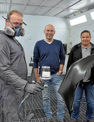 Lackierer Lars Frank und die Geschäftsführer Tim Seefluth und Rainer Paulsen (v.li.) setzen auf wasserlösliche Lacke und die neueste Lackiertechnologie. FOTO: MIK Lackierer Lars Frank und die Geschäftsführer Tim Seefluth und Rainer Paulsen (v.li.) setzen auf wasserlösliche Lacke und die neueste Lackiertechnologie. FOTO: MIK