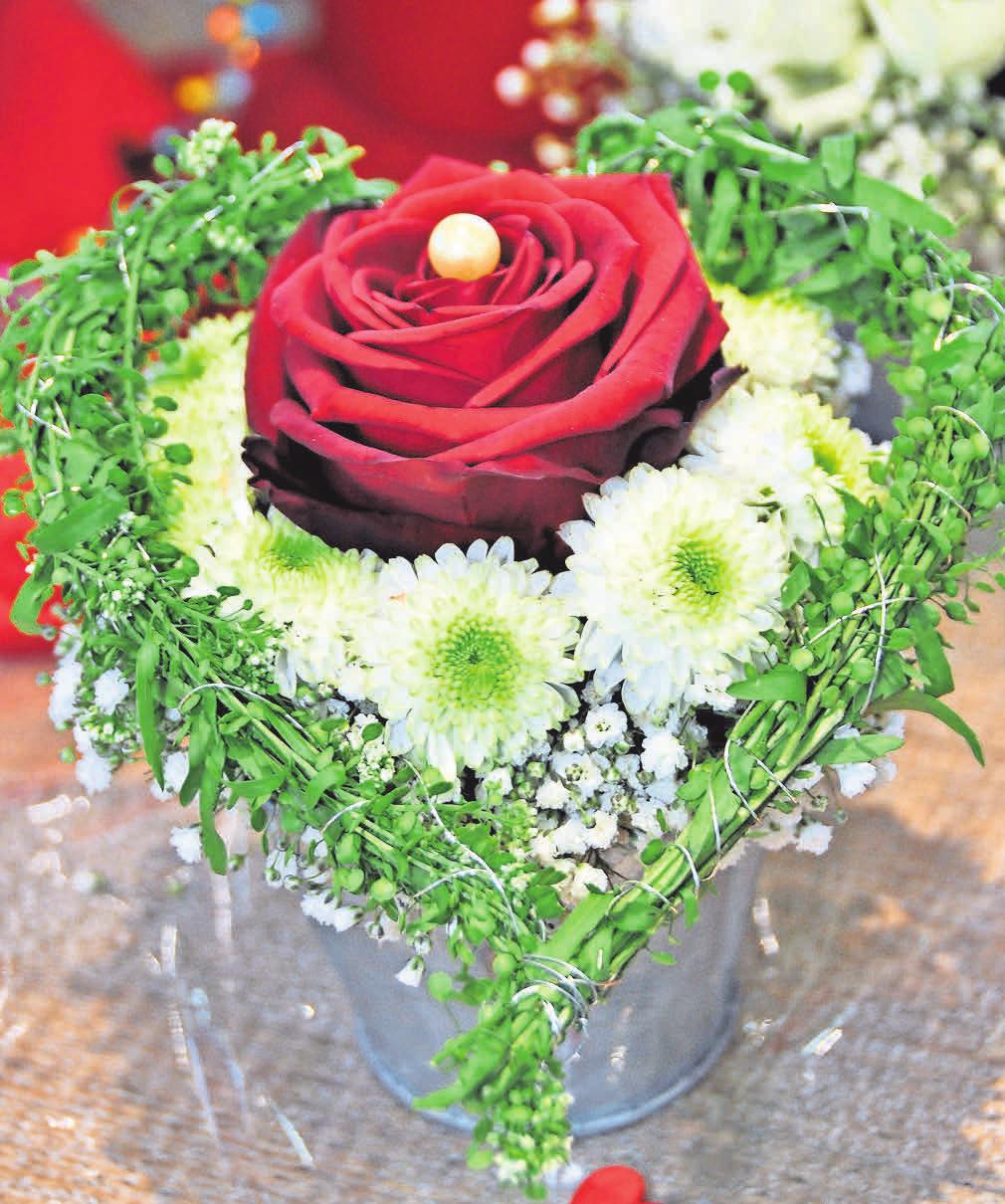 Alle Arrangements zum Valentinstag sind handgefertigt – nichts kommt „von der Stange“. Alle Arrangements zum Valentinstag sind handgefertigt – nichts kommt „von der Stange“.
