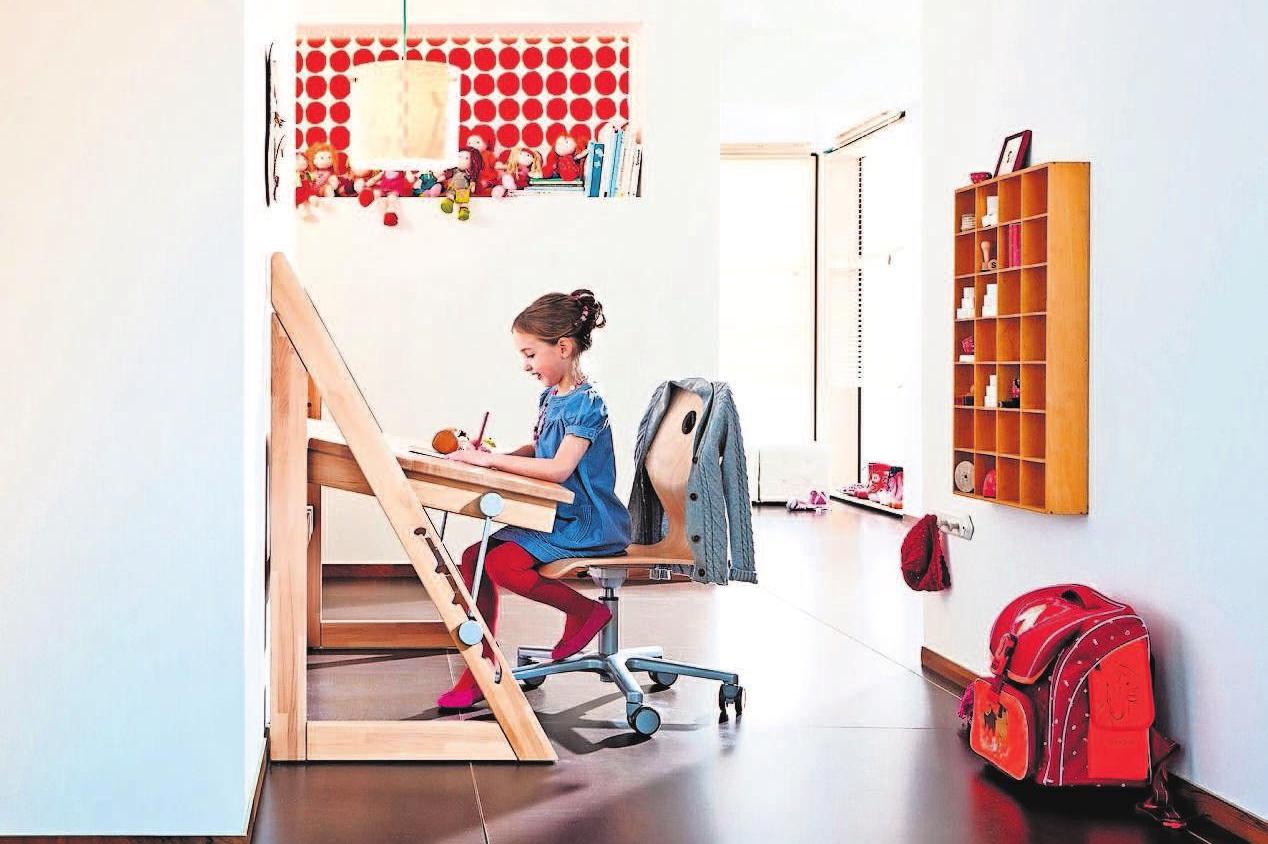 Der Schreibtisch gilt als Klassiker unter den wandelbaren Kinderzimmermöbeln und sollte sich vom ersten Schultag bis zum Studium an jede Lebensphase anpassen. Foto: djd/hab Der Schreibtisch gilt als Klassiker unter den wandelbaren Kinderzimmermöbeln und sollte sich vom ersten Schultag bis zum Studium an jede Lebensphase anpassen. Foto: djd/hab