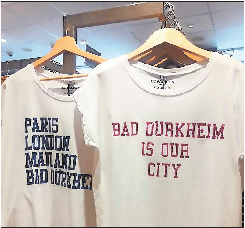 Mit diesen Shirts, die es bei Lemontree zu kaufen gibt, können Fans ihre Liebe zur Kurstadt zum Ausdruck bringen. FOTO: LAI Mit diesen Shirts, die es bei Lemontree zu kaufen gibt, können Fans ihre Liebe zur Kurstadt zum Ausdruck bringen. FOTO: LAI