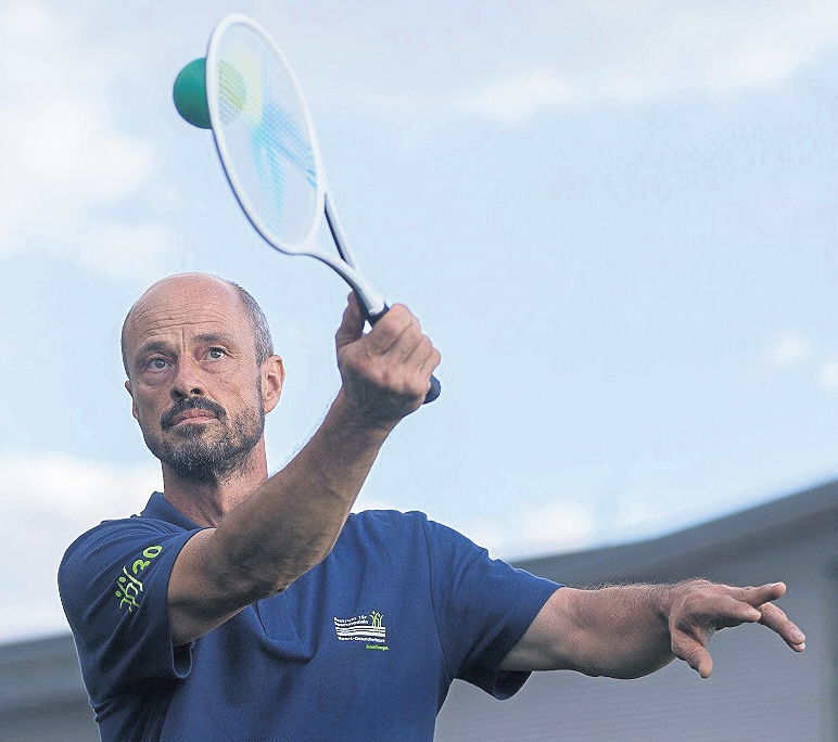 Ein Trainer führt Taiji Bailong Ball vor, das in China schon längst ein Volkssport ist. FOTOS: ANNEKATRIN WEIßE (3) Ein Trainer führt Taiji Bailong Ball vor, das in China schon längst ein Volkssport ist. FOTOS: ANNEKATRIN WEIßE (3)