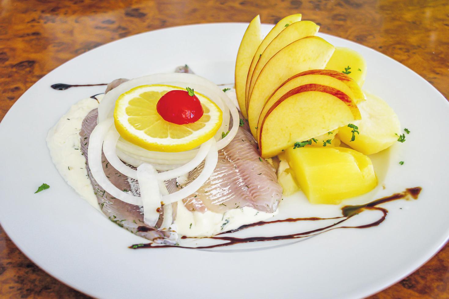 In vielen Restaurants wird jetzt der frische Matjes auf vielfältige Art und in unterschiedlichsten Gerichten den Gästen serviert. Fotos: Pixabay