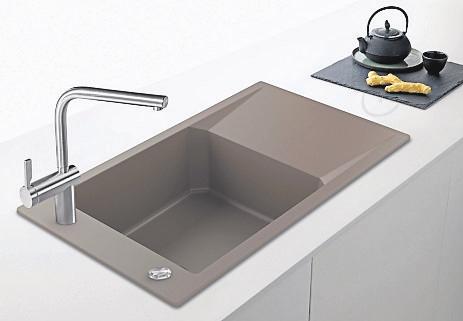 NATURLICH: Sandige und erdige Farbtöne strahlen Ruhe und Geborgenheit aus, wie diese Granitspüle. Foto: AMK NATURLICH: Sandige und erdige Farbtöne strahlen Ruhe und Geborgenheit aus, wie diese Granitspüle. Foto: AMK
