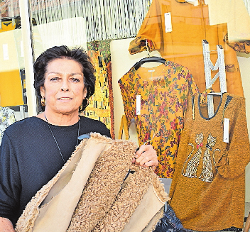Führt das Textilhaus Schimbeno seit 43 Jahren: Ulrike Hauck. FOTO: SCHENK Führt das Textilhaus Schimbeno seit 43 Jahren: Ulrike Hauck. FOTO: SCHENK