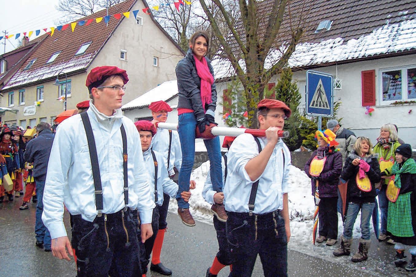 Beim Umzug in Meßkirch bräuteln die Bräutlinge der Krauchenwieser Zaunhölzlezunft eine junge Frau. Die Zunfträte dahinter sehen’s mit Wohlgefallen. Bild oben: Die Zaunhölzles entmachten Bürgermeister Jochen Spieß (r.). FOTOS: BÖHLER/MUSOLF Beim Umzug in Meßkirch bräuteln die Bräutlinge der Krauchenwieser Zaunhölzlezunft eine junge Frau. Die Zunfträte dahinter sehen’s mit Wohlgefallen. Bild oben: Die Zaunhölzles entmachten Bürgermeister Jochen Spieß (r.). FOTOS: BÖHLER/MUSOLF