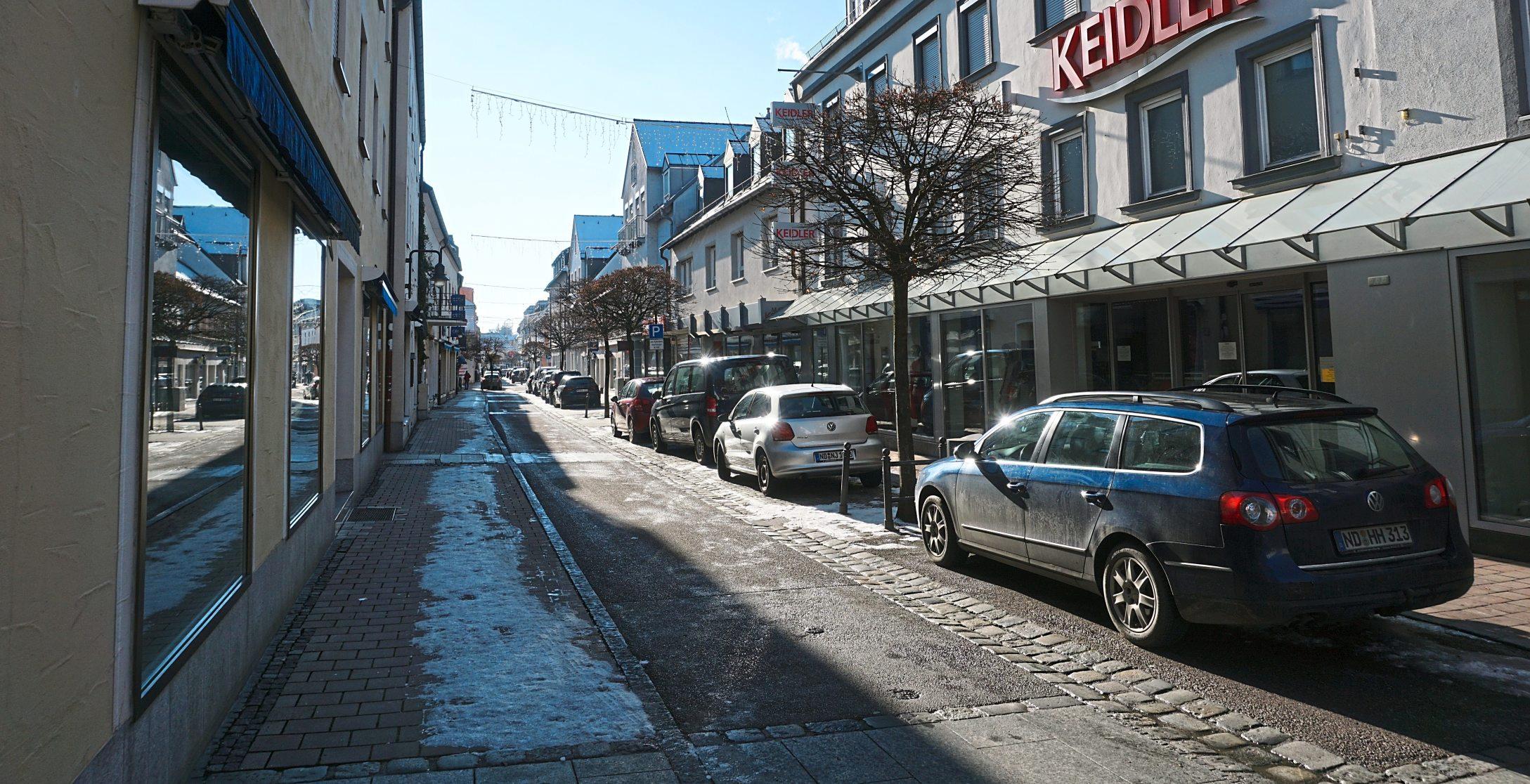 Nicht viel los in der Neuburger Innenstadt. Die Straßen sind weitgehend leer, Kaum Kunden unterwegs. Und die Türen der meisten Geschäfte sind zu. Click & Collekt macht den Einkauf allerdings nur unter bestimmten Voraussetzungen möglich. Das gilt zum Beispiel auch für frische Blumen, nach denen sich viele Kunden jetzt ganz besonders sehnen. Fotos: Hanne/Bartenschlager Nicht viel los in der Neuburger Innenstadt. Die Straßen sind weitgehend leer, Kaum Kunden unterwegs. Und die Türen der meisten Geschäfte sind zu. Click & Collekt macht den Einkauf allerdings nur unter bestimmten Voraussetzungen möglich. Das gilt zum Beispiel auch für frische Blumen, nach denen sich viele Kunden jetzt ganz besonders sehnen. Fotos: Hanne/Bartenschlager