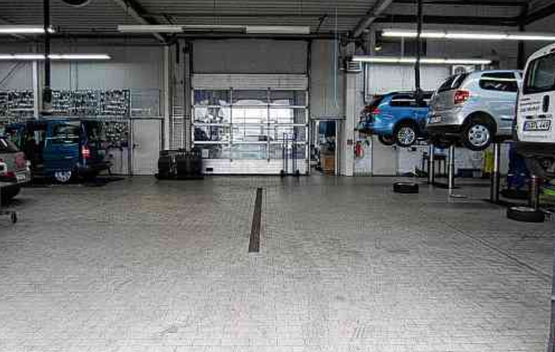 Der Servicebereich des Autohauses verfügt über mehrere Hebebühnen und modernste Werkstattausstattungen. Im Rahmen der Aktion „4+“ wird dem Kunden ein kostenloser Vorabcheck geboten Der Servicebereich des Autohauses verfügt über mehrere Hebebühnen und modernste Werkstattausstattungen. Im Rahmen der Aktion „4+“ wird dem Kunden ein kostenloser Vorabcheck geboten