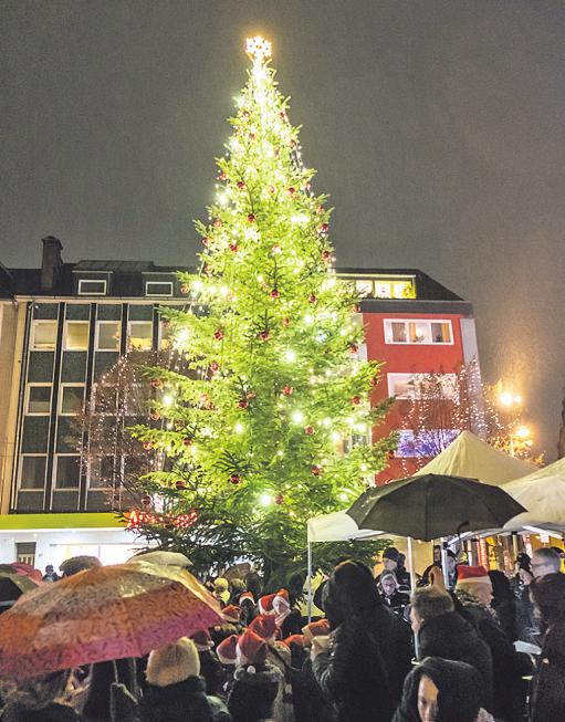 Adventssingen mit dem KVB-Orchester auf dem Severinskirchplatz in der Südstadt endete wegen starken Regens leider vorzeitig Image 1 Adventssingen mit dem KVB-Orchester auf dem Severinskirchplatz in der Südstadt endete wegen starken Regens leider vorzeitig Image 1
