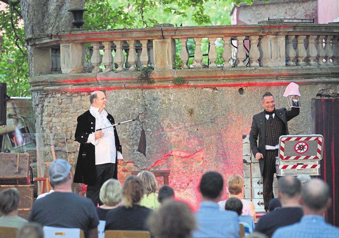 Für ein wenig Rückkehr in die Normalität und Zerstreuung sorgten im August die „Theatertage Alzeyer Land Open Air“, wie hier mit dem Zauberer Fabian Kelly und Assistent Patrick Twinem (links) im Schlosshof Erbes-Büdesheim unter Einhaltung der Corona-Abstandsregeln. Foto: BK/Axel Schmitz Für ein wenig Rückkehr in die Normalität und Zerstreuung sorgten im August die „Theatertage Alzeyer Land Open Air“, wie hier mit dem Zauberer Fabian Kelly und Assistent Patrick Twinem (links) im Schlosshof Erbes-Büdesheim unter Einhaltung der Corona-Abstandsregeln. Foto: BK/Axel Schmitz