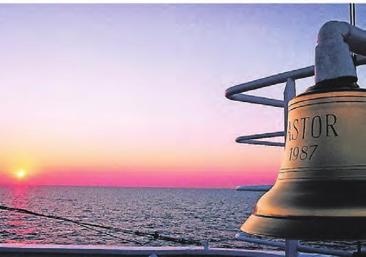 Stimmungsvolles Einläuten des Sundowners auf der MS Astor. Stimmungsvolles Einläuten des Sundowners auf der MS Astor.
