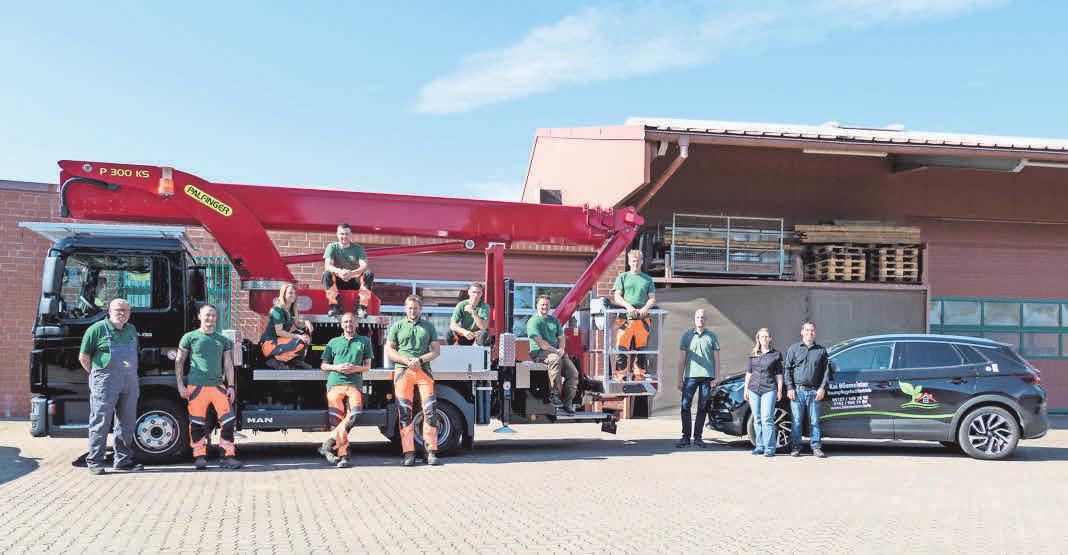 Kai Bliemeister ist auf Baumpflege spezialisiert und freut sich mit seinem Team über das verliehene RAL-Gütezeichen. Kai Bliemeister ist auf Baumpflege spezialisiert und freut sich mit seinem Team über das verliehene RAL-Gütezeichen.