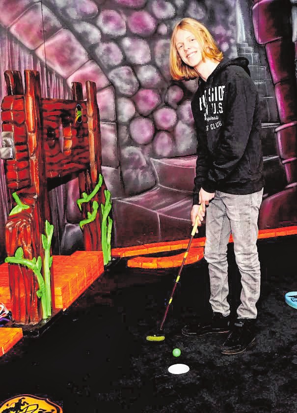 BA-Praktikant Sebastian Heeb hat das Schwarzlicht-Minigolfen ausprobiert. | Bild: Thomas Zelinger BA-Praktikant Sebastian Heeb hat das Schwarzlicht-Minigolfen ausprobiert. | Bild: Thomas Zelinger