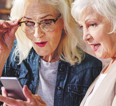 Das Smartphone hilft Senioren dabei, mit Familie und Freunden in regem Kontakt zu bleiben Foto: djd/ emporia Telecom/ YakobchukOlena - stock.adobe.com 