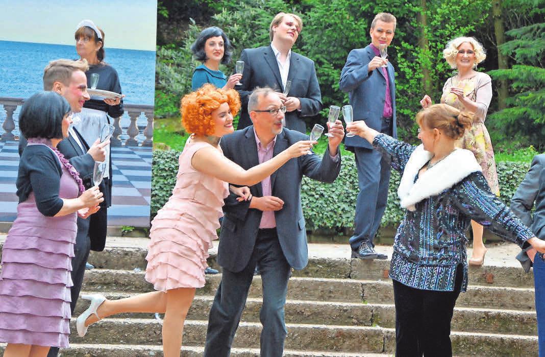In Feierlaune stoßen die Protagonisten mit Sekt an. In Feierlaune stoßen die Protagonisten mit Sekt an.