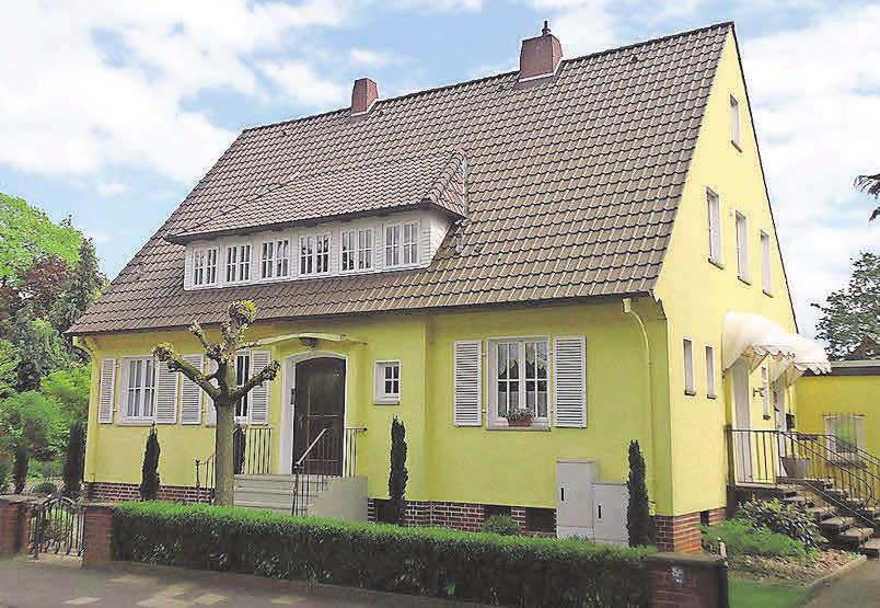 Eine sanierte Fassade macht optisch einen guten Eindruck. Ist das Dach allerdings beschädigt oder beispielsweise veralgt, sollten Maßnahmen ergriffen werden. Foto: Busche Eine sanierte Fassade macht optisch einen guten Eindruck. Ist das Dach allerdings beschädigt oder beispielsweise veralgt, sollten Maßnahmen ergriffen werden. Foto: Busche