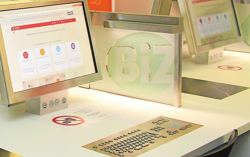 Bitte Platz nehmen: An den PC-Arbeitsplätzen können sich Schulabgänger detailliert informieren. FOTO: MONIKA KLEIN Bitte Platz nehmen: An den PC-Arbeitsplätzen können sich Schulabgänger detailliert informieren. FOTO: MONIKA KLEIN