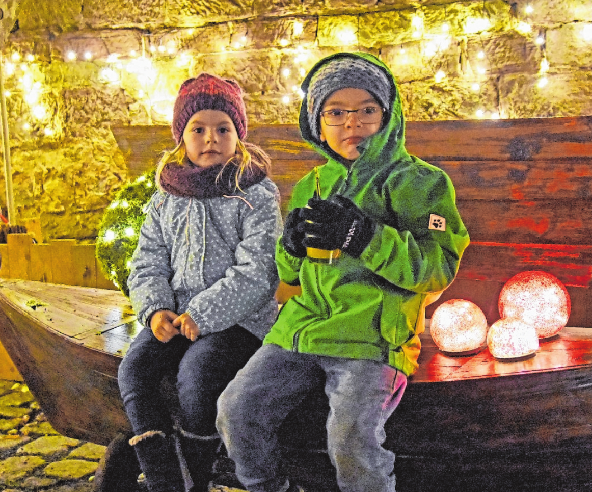 Kinder erhalten am Samstag, 7. Dezember, am Cafe´ und Bistro Bassanese eine schöne Papiertüte und bekommen an allen Höfen weitere kleine Geschenke. FOTO: ULRIKE LANGER Kinder erhalten am Samstag, 7. Dezember, am Cafe´ und Bistro Bassanese eine schöne Papiertüte und bekommen an allen Höfen weitere kleine Geschenke. FOTO: ULRIKE LANGER
